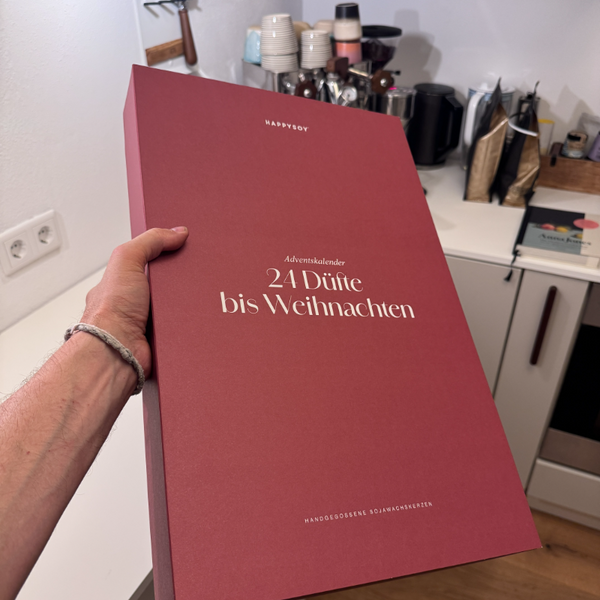 Kalender in der Hand, Ansicht in der Küche
