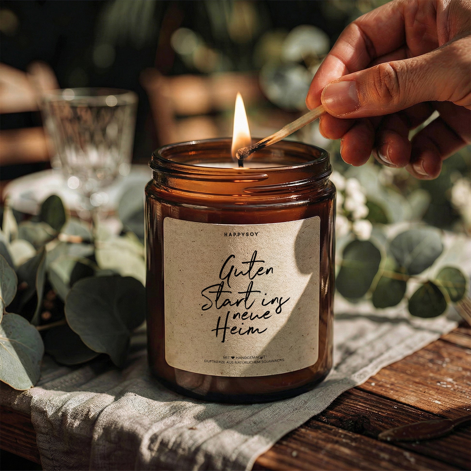 Guten Start ins neue Heim - Duftkerze mit Spruch als Geschenk zum Einzug, liebevolle Aufmerksamkeit für Freunde & Familie, Kerze im Glas, blumiger Duft - Bild 3