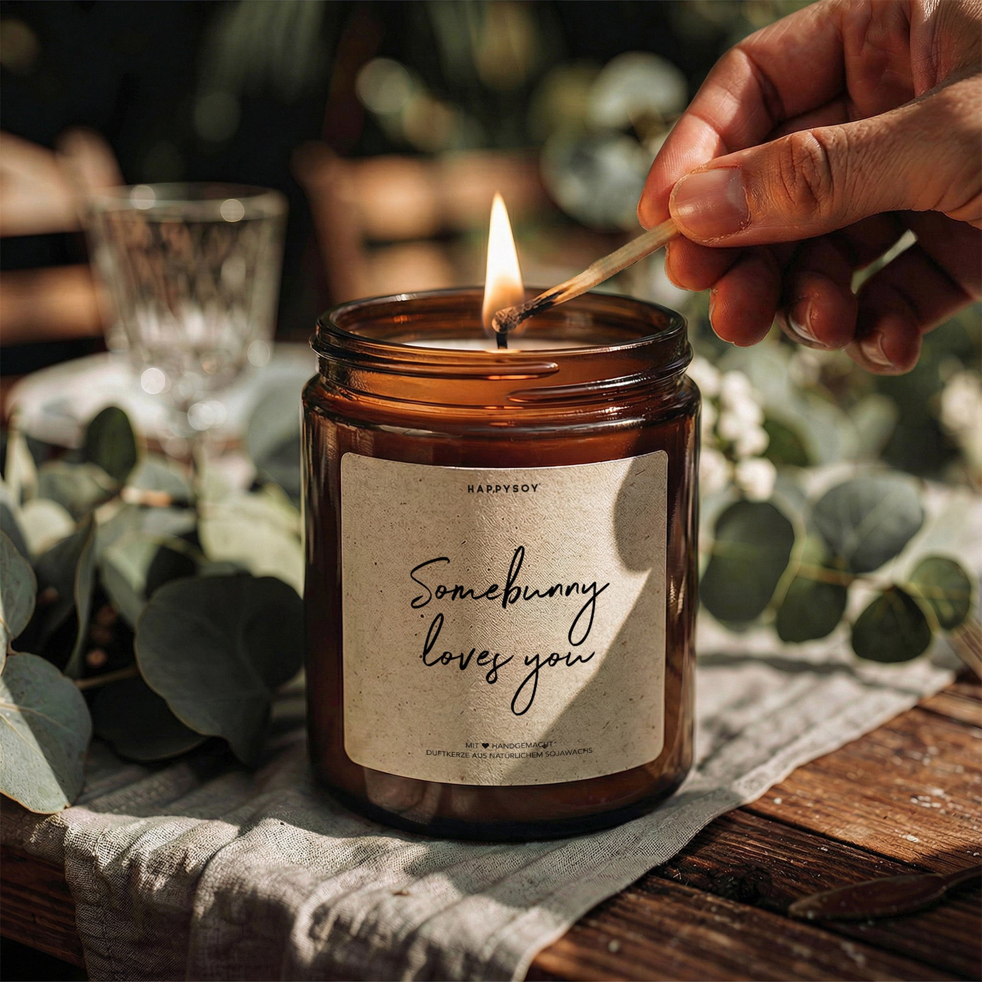 Somebunny Loves You - Duftkerze mit Spruch als liebevolles Geschenk für Freundin, Partnerin, beste Freundin, Kerze im Glas mit blumigem Duft - Bild 3