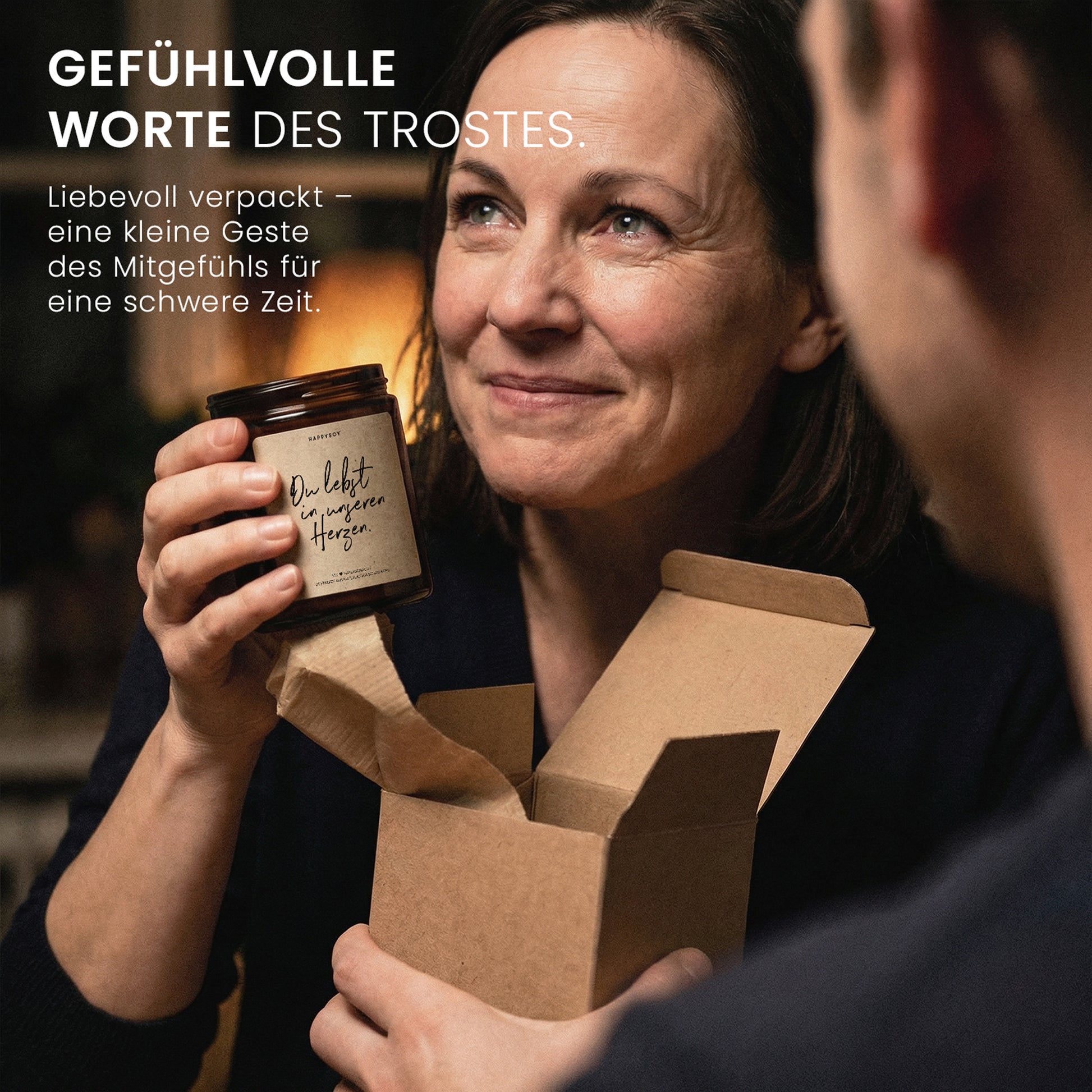 Du lebst in unseren Herzen - Duftkerze mit Spruch als Trostgeschenk, liebevolle Erinnerung, Trauerkerze im Glas, blumiger Duft, besondere Aufmerksamkeit - Bild 4