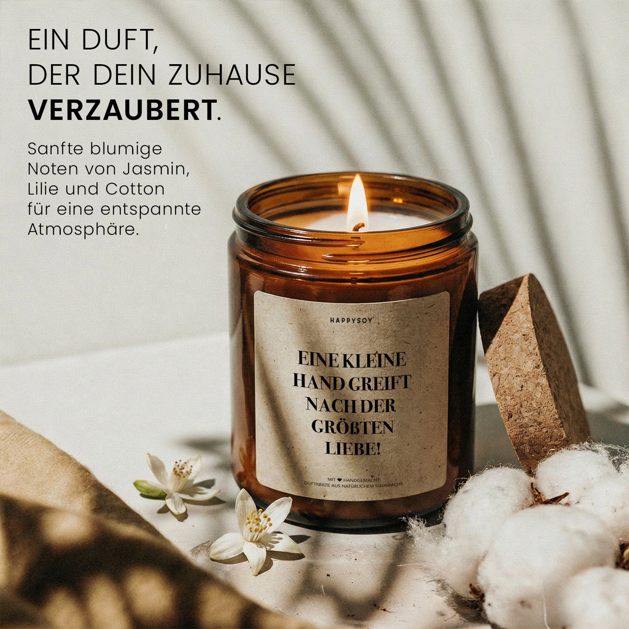 Eine kleine Hand greift nach der größten Liebe - Duftkerze mit Spruch als Geschenk für Mama, werdende Eltern, liebevolle Geschenkidee zur Geburt, Kerze im Glas mit blumigem Duft - Bild 2