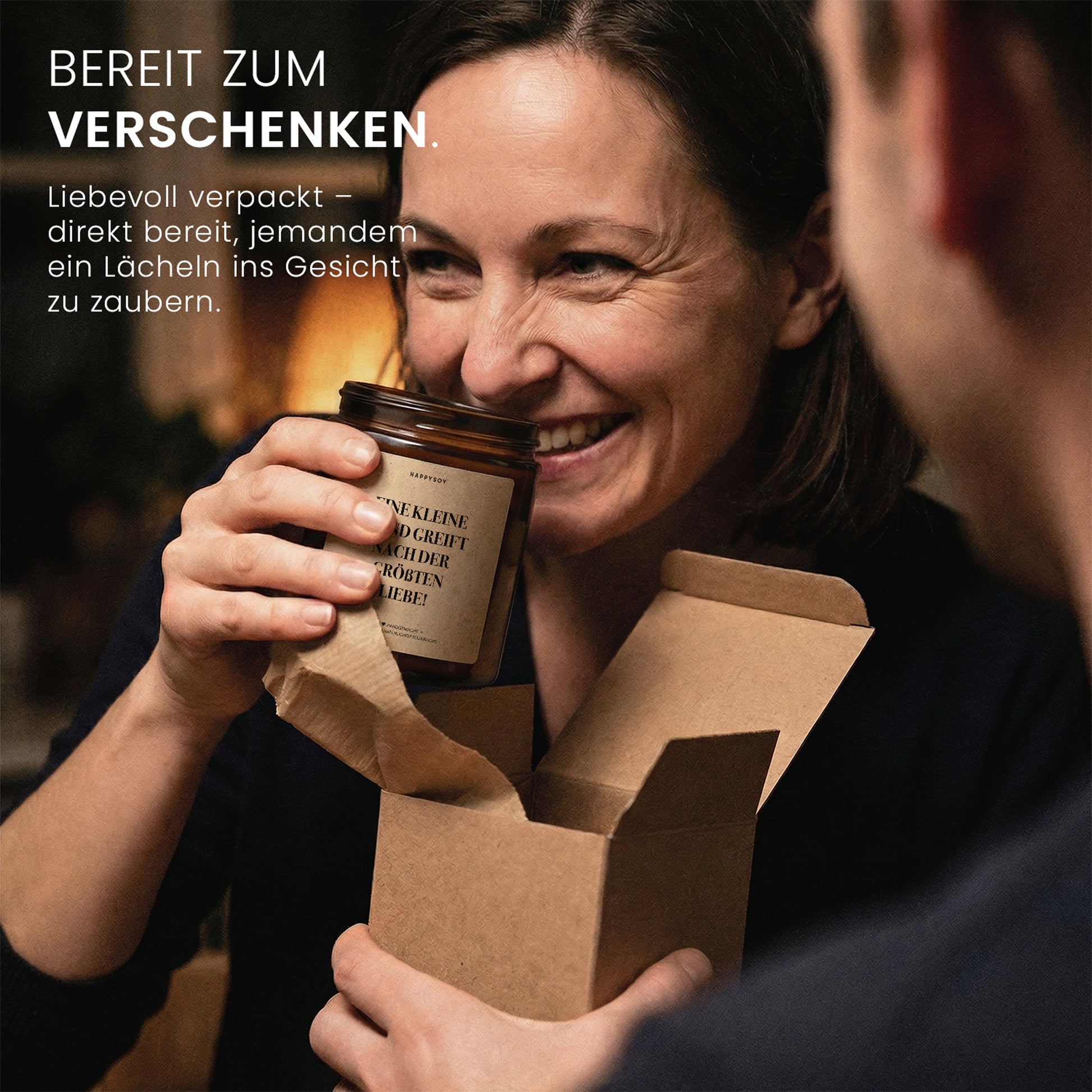 Eine kleine Hand greift nach der größten Liebe - Duftkerze mit Spruch als Geschenk für Mama, werdende Eltern, liebevolle Geschenkidee zur Geburt, Kerze im Glas mit blumigem Duft - Bild 4