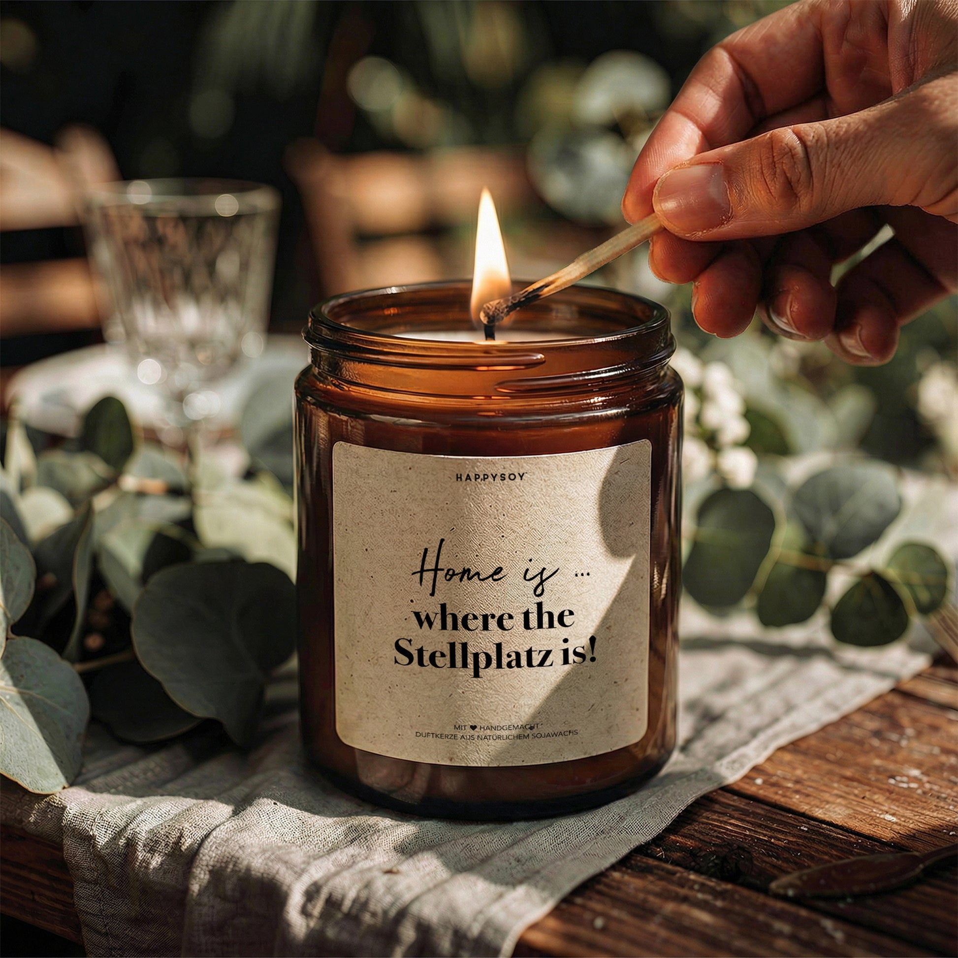 Home Is Where The Stellplatz Is - Duftkerze mit Spruch als Geschenk für Camper, liebevolle Geschenkidee für Wohnmobil-Fans, Kerze im Glas mit blumigem Duft - Bild 3
