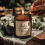 Glück ist die Summe schöner Momente - Duftkerze mit Spruch als Geschenk für Freundin, Mama oder Kollegin, liebevolle Aufmerksamkeit mit blumigem Duft, Kerze im Glas - Bild 3