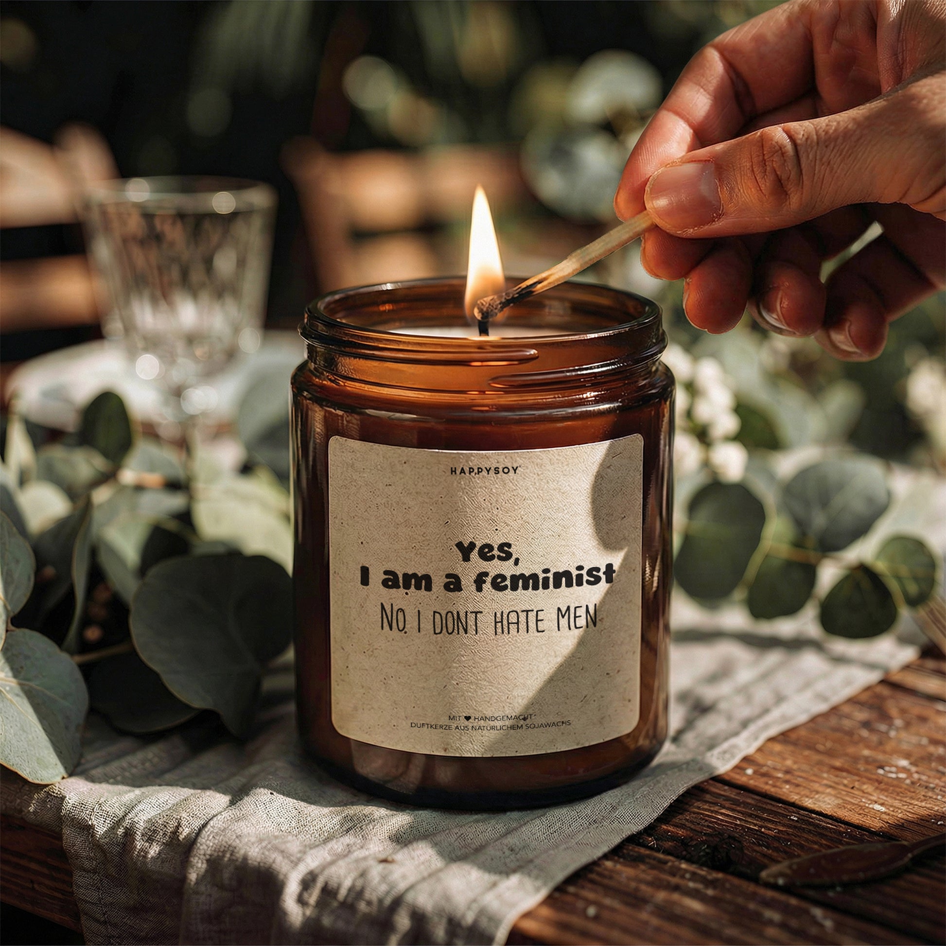 Yes I Am A Feminist - Duftkerze mit Spruch als Geschenk für starke Frauen, liebevolle Geschenkidee für Freundin, Schwester, Kollegin, Kerze im Glas mit blumigem Duft - Bild 3