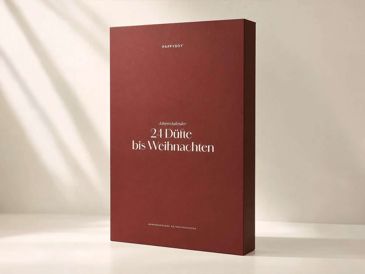 Geschlossener HAPPYSOY Adventskalender in Beerenrot auf hellem Untergrund