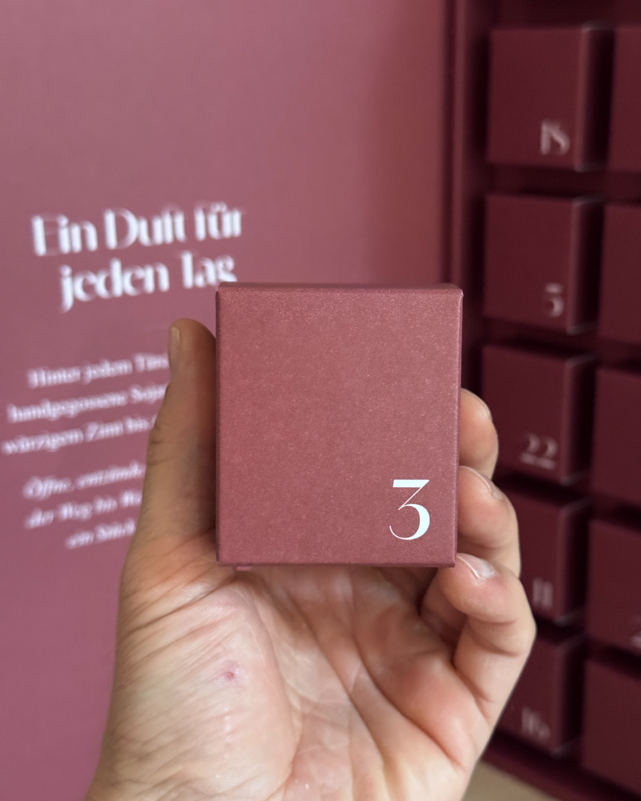 Ein Türchen in der Hand