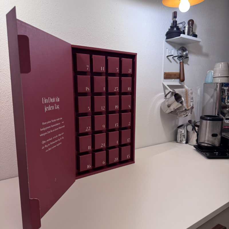 Geöffneter Kalender mit Blick auf die Schubladen