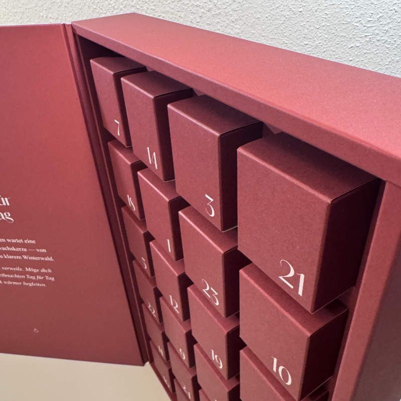 Geöffneter Kalender auf der Küchentheke