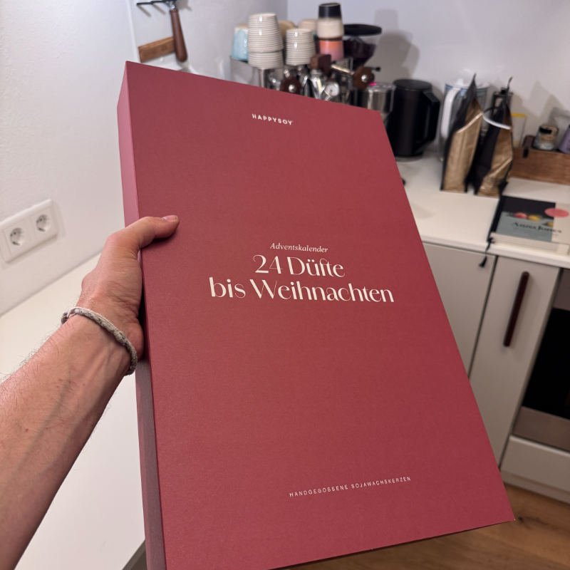 Kalender in der Hand, Ansicht in der Küche