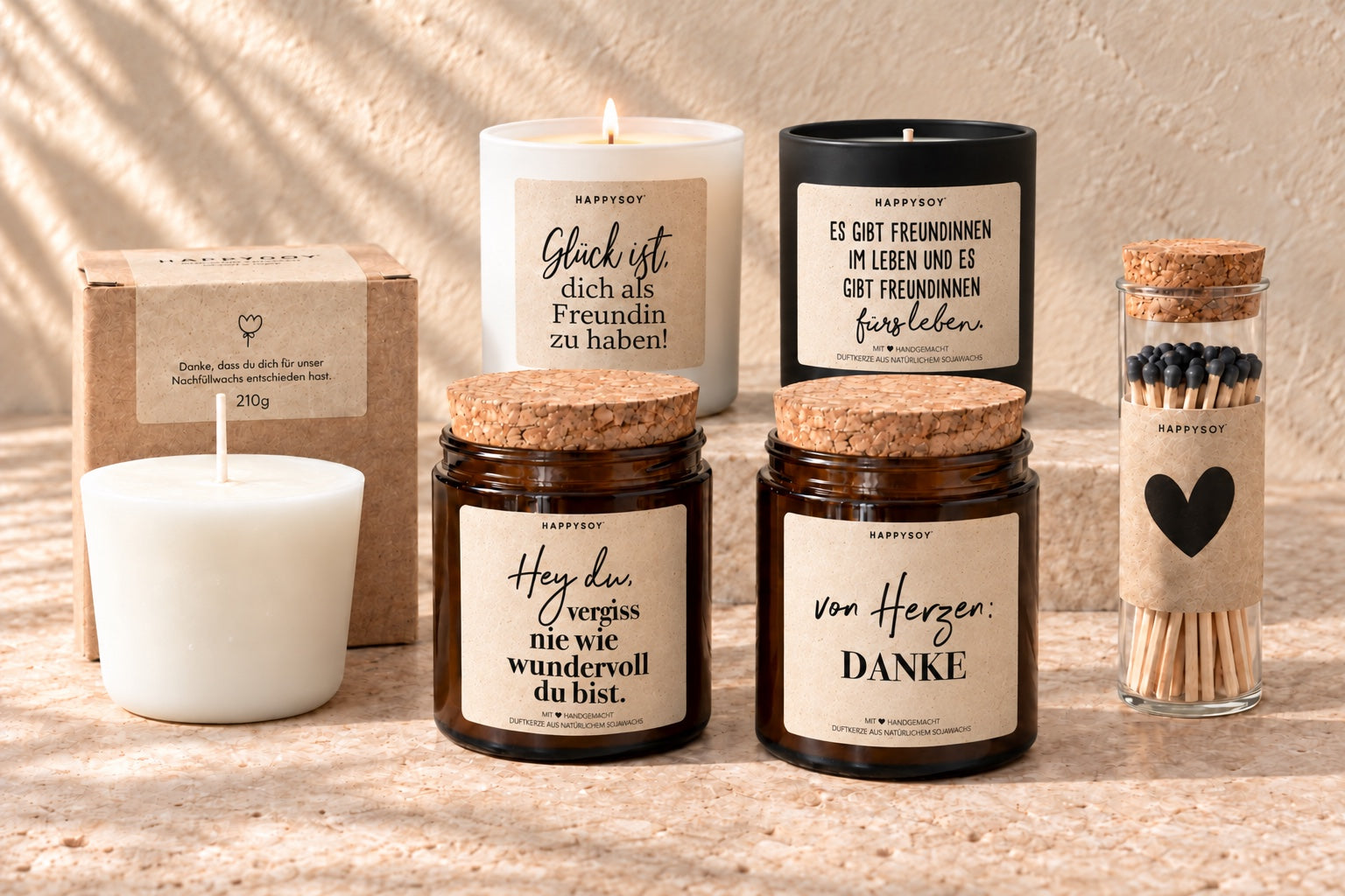 Großes Happysoy Geschenkset: eine schwarze, eine weiße und zwei braune Duftkerzen, Streichhölzer und Nachfüllwachs