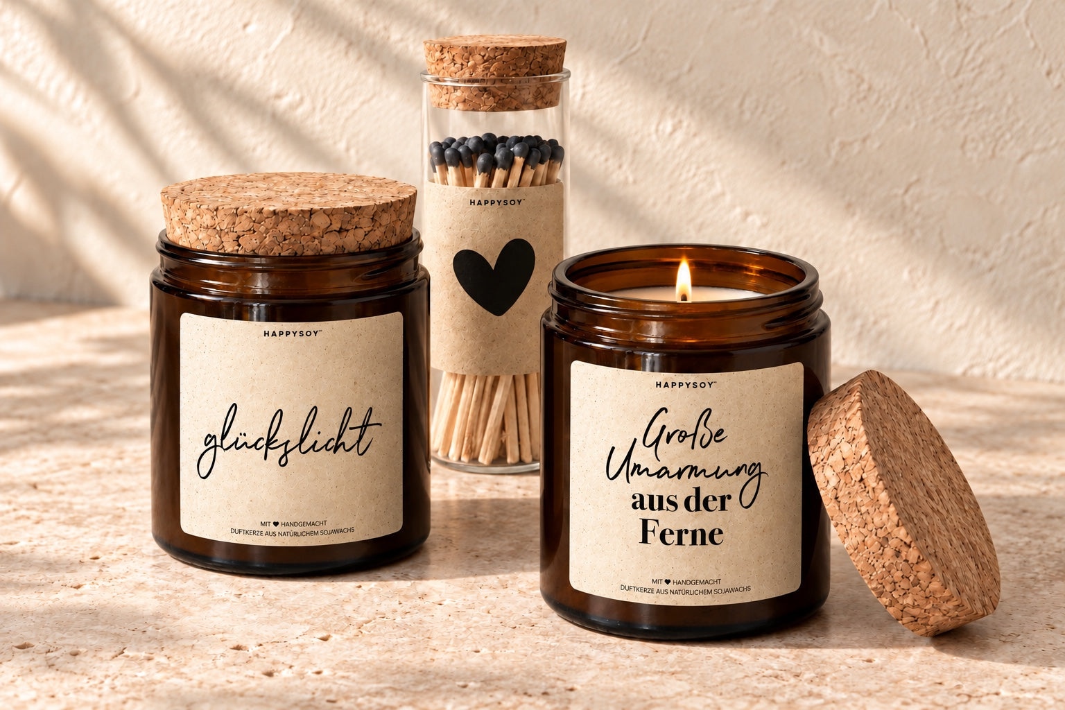Kleines Happysoy Geschenkset: zwei braune Duftkerzen und Streichhölzer im Glas