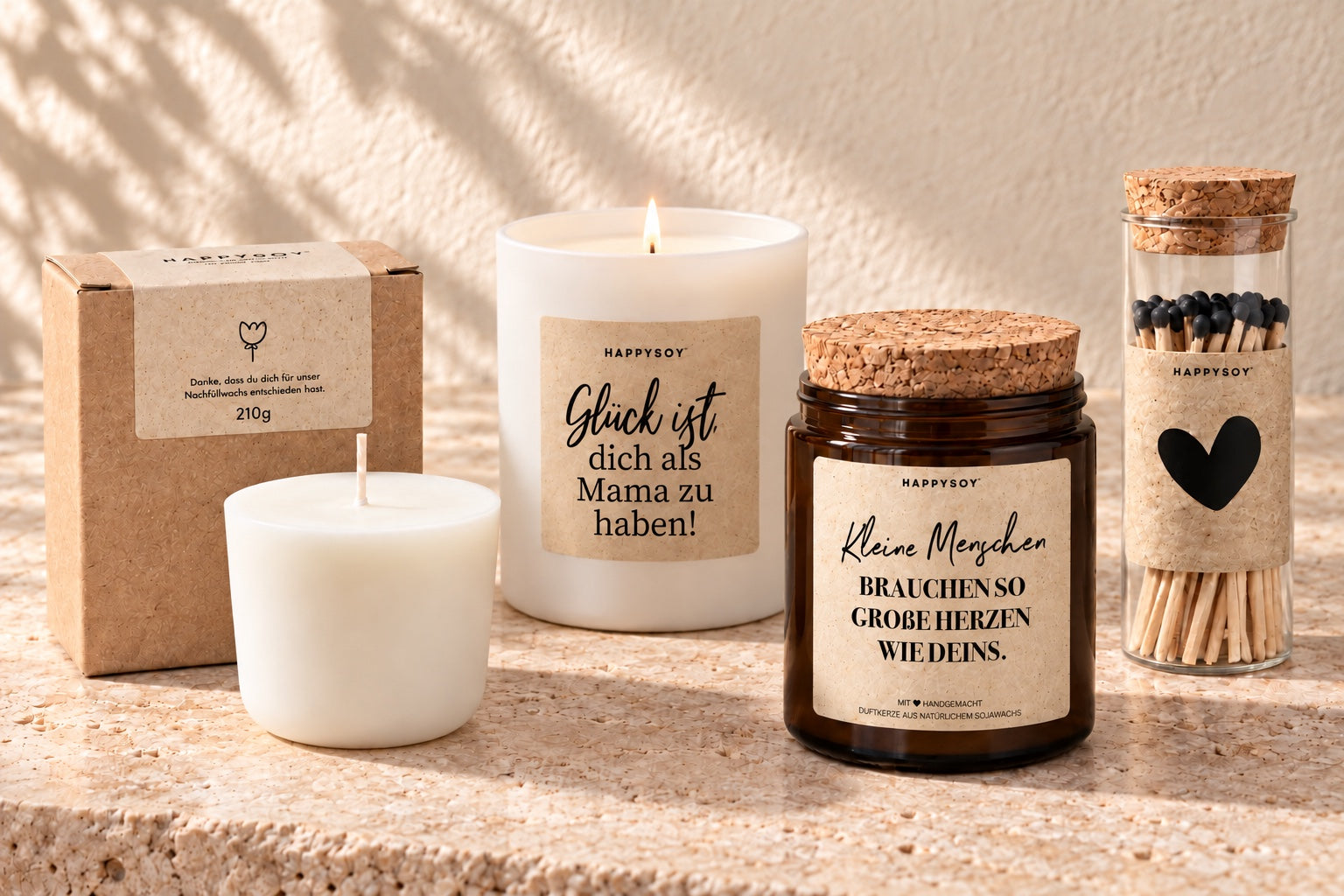 Mittleres Happysoy Geschenkset: eine weiße und eine braune Duftkerze, Streichhölzer und Nachfüllwachs