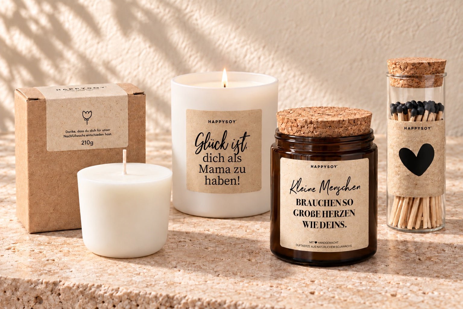 Mittleres Happysoy Geschenkset: eine weiße und eine braune Duftkerze, Streichhölzer und Nachfüllwachs